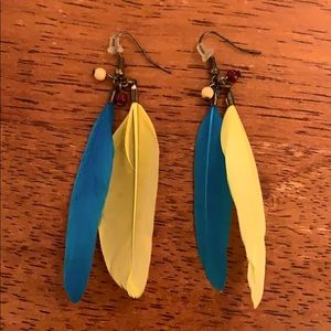 💙💛Feather Accent Earrings!!💛💙